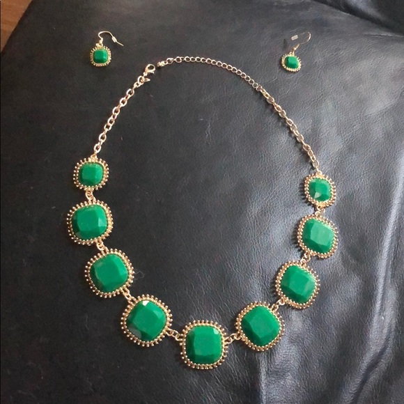 Royal emerald green necklace and earring set - Picture 1 of 4